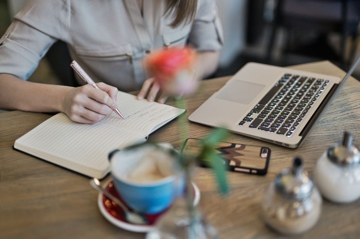 Tips Mengatur Keuangan untuk Penulis Freelance